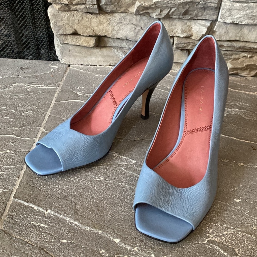 Tahari blue heels with a leather sole, 7 1/2 beautiful shine to these shoes